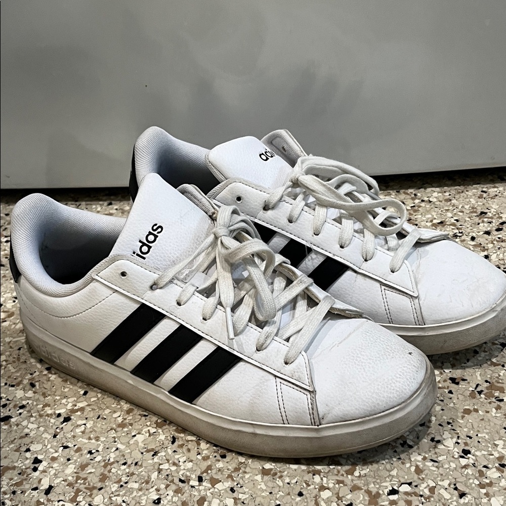 Adidas Men's Classic White and Black Sneakers size 10